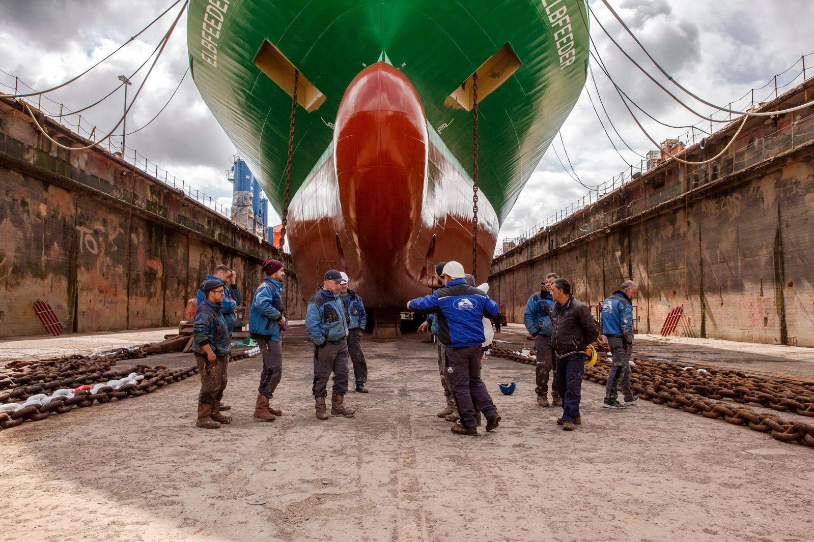 ATTIKI Crew im Dock an einem Feederschiff