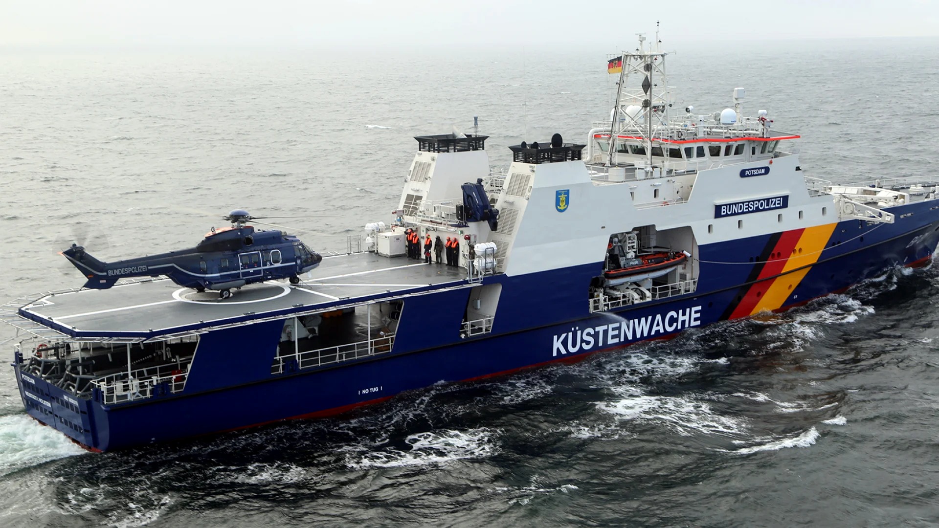 Küstenwachschiff in Fahrt auf See