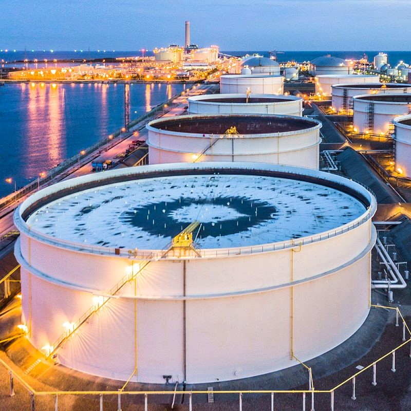 Beleuchtete Tankanlage im Hafen bei Dämmerung nach Instandsetzung des Schutzsystems