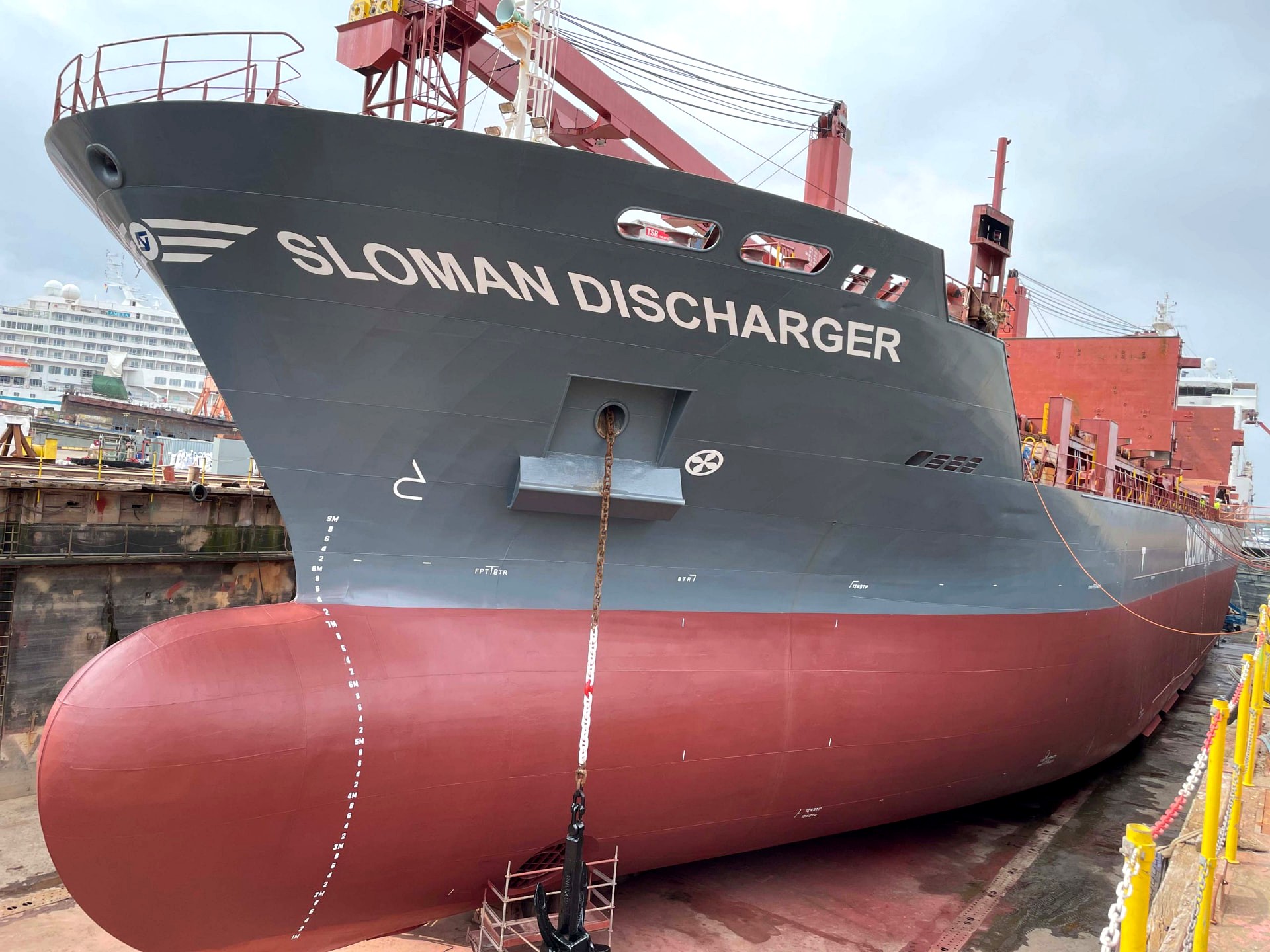 Detail des Bugs der SLOMAN DISCHARGER mit neuem Schriftzug, Tiefgangsmarken und Wulstbug