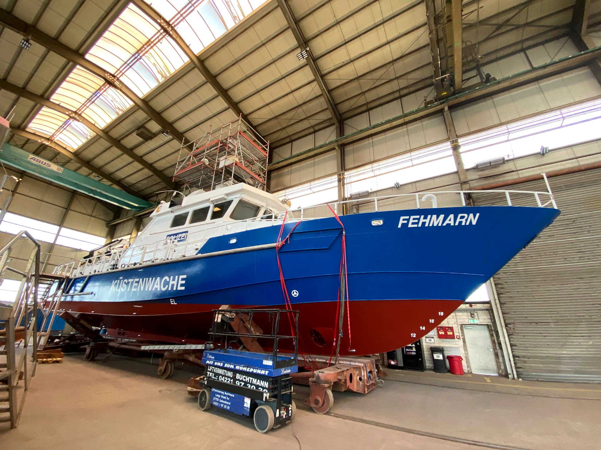 Küstenwachboot FEHMARN in der Halle nach vollständiger Neubeschichtung von Rumpf und Unterwasserschiff