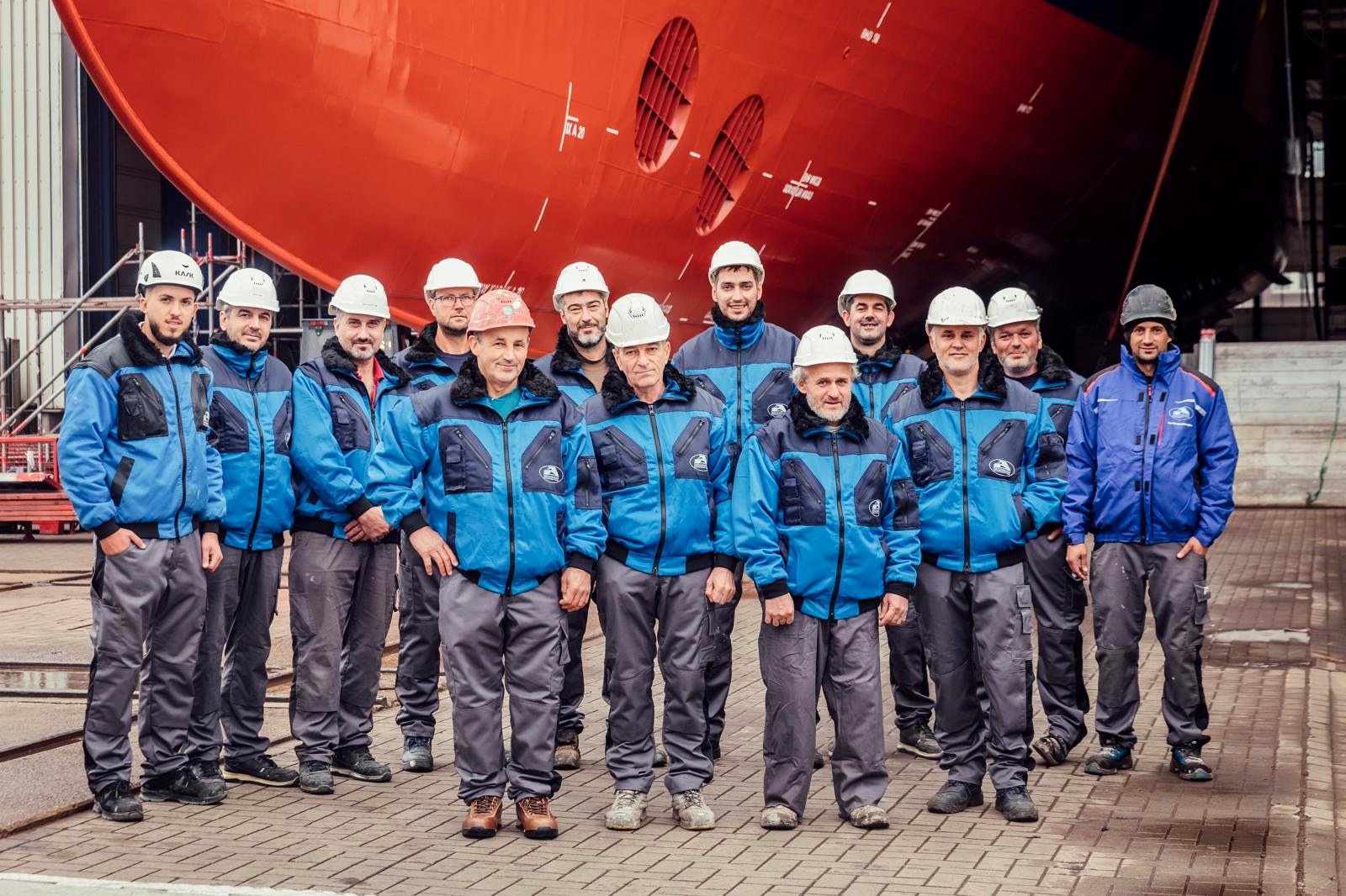 ATTIKI Team bei einem Schiffsneubau