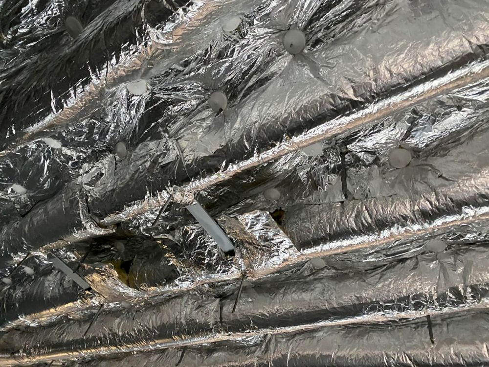 Detail der isolierten Decksunterseite mit Trägerdurchführungen und Kabelbahnen
