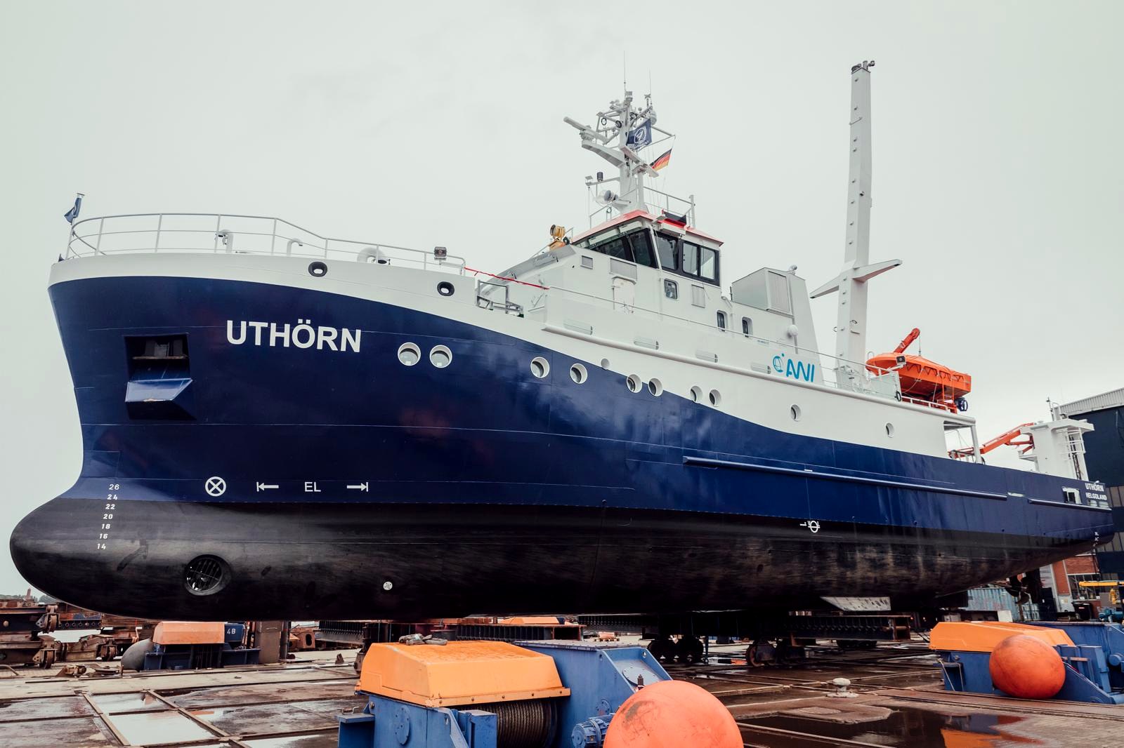 Forschungsschiff UTHÖRN auf Dockblöcken mit fertig beschichtetem Rumpf