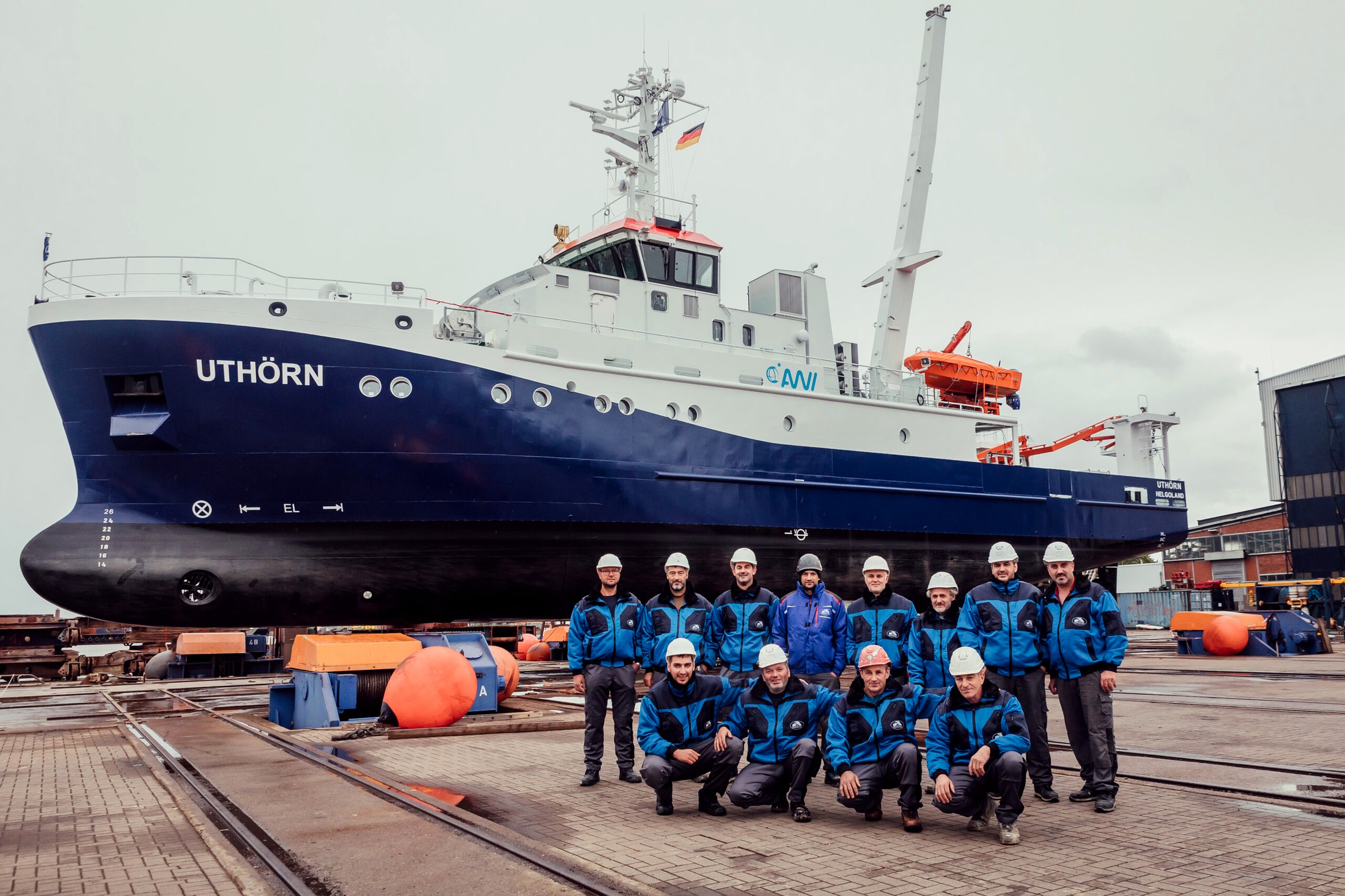 Behördenschiff im Außenbereich der Werft nach Abschluss der Beschichtungsarbeiten
