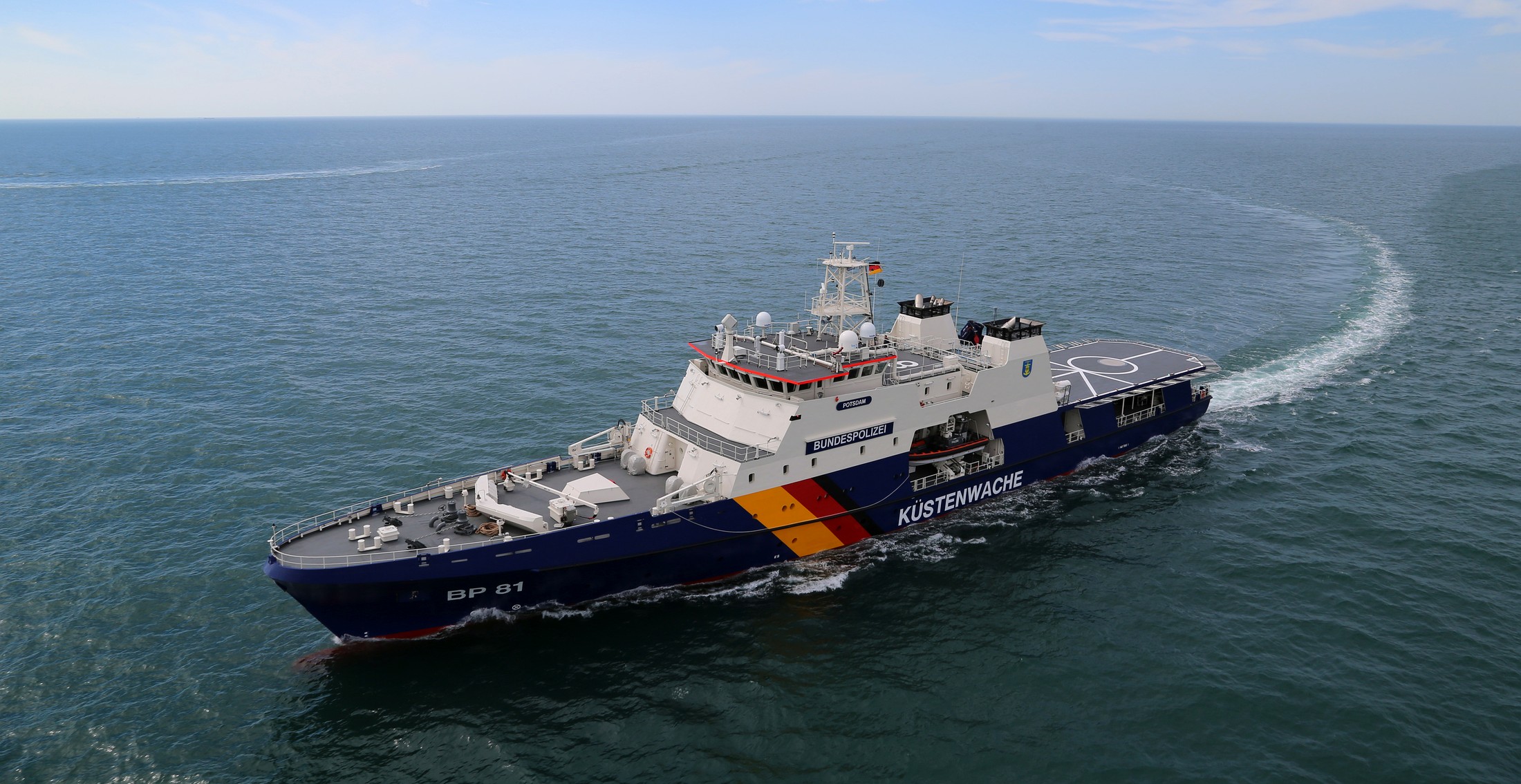 Offshore Patrol Vessel in Fahrt mit deutlicher Ruderlage