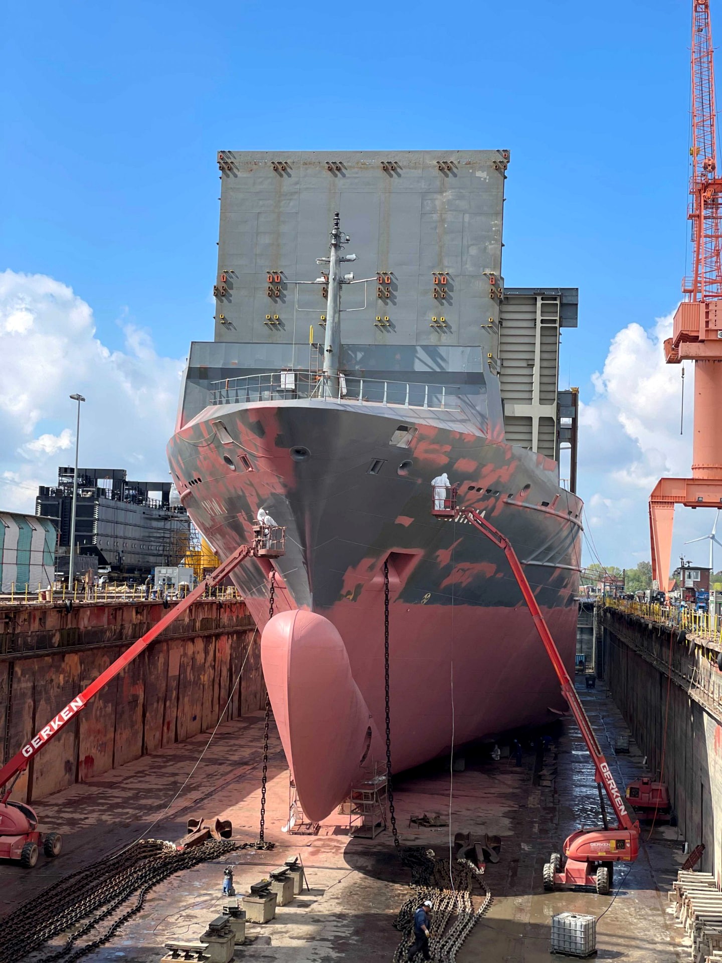 Bugansicht der ANINA im Dock mit Wulstbug, rotem Unterwasseranstrich und Beschichtungsarbeiten an der Bordwand