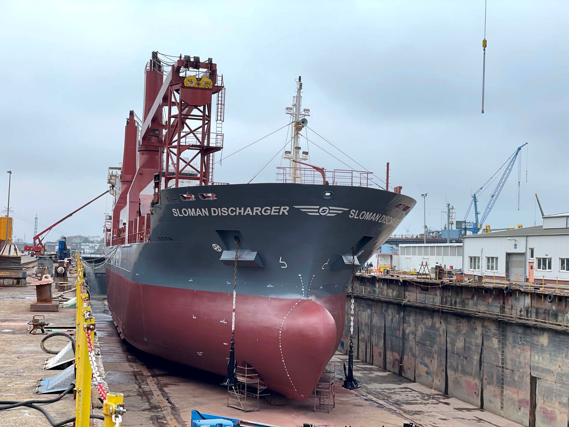 SLOMAN DISCHARGER nach der Konservierung im Dock mit dunkelgrauem Überwasserrumpf und rotem Unterwasserschiff