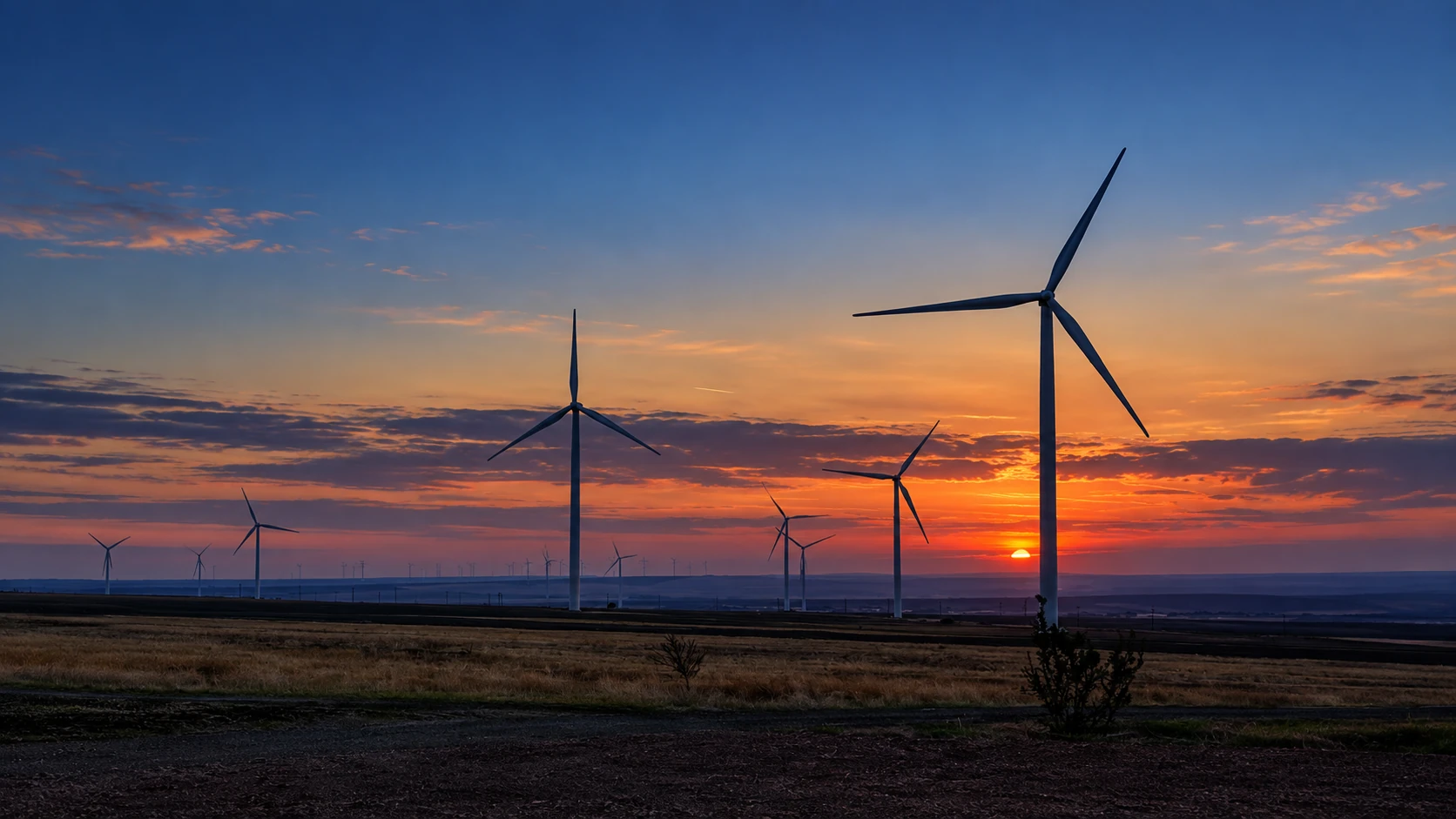 Windpark am Horizont in der Abenddämmerung