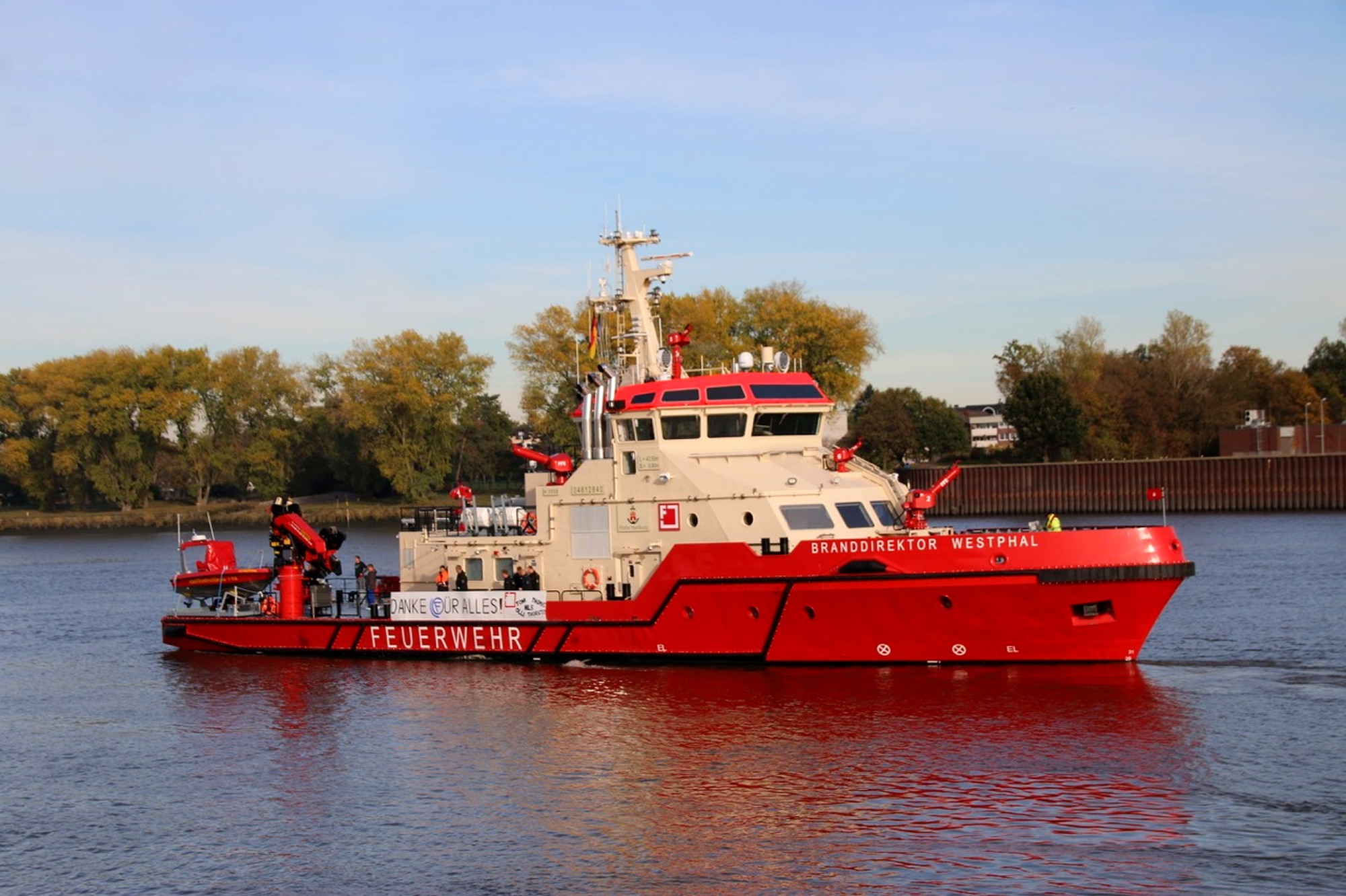 Feuerlöschboot BRANDDIREKTOR WESTPHAL der Feuerwehr in Seitenansicht auf dem Wasser nach Neubau-Konservierung