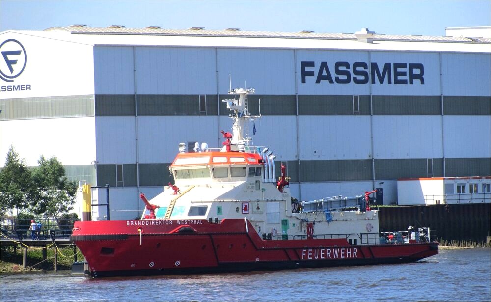 Feuerlöschboot BRANDDIREKTOR WESTPHAL vor dem Werftgebäude