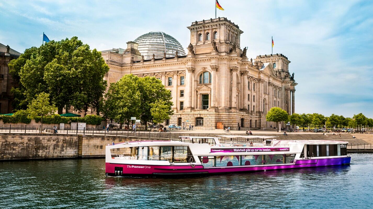 Redaktionsschiff THE PIONEER ONE vor dem Berliner Reichstagsgebäude