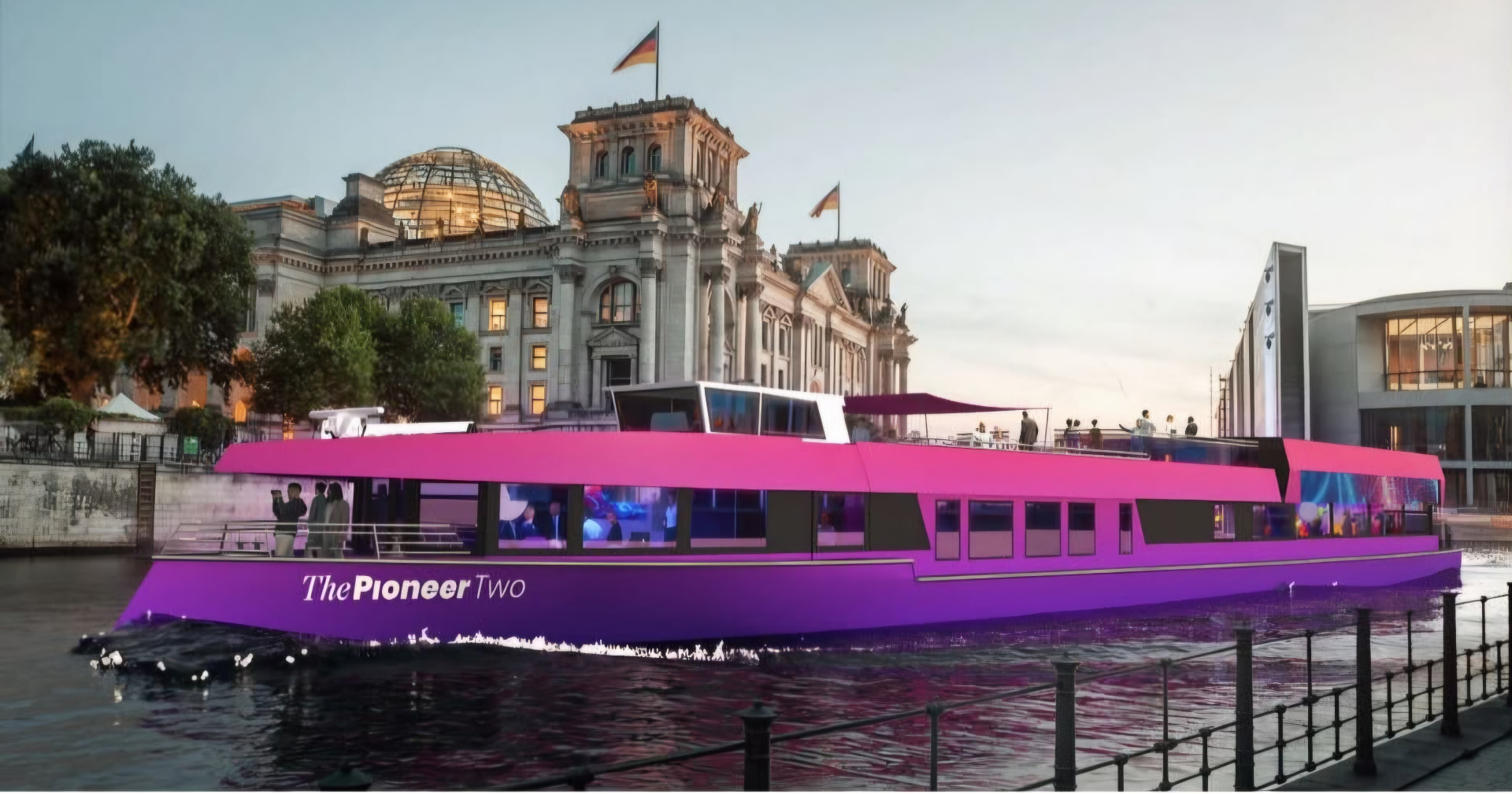 Fahrgastschiff THE PIONEER TWO vor dem Berliner Reichstagsgebäude
