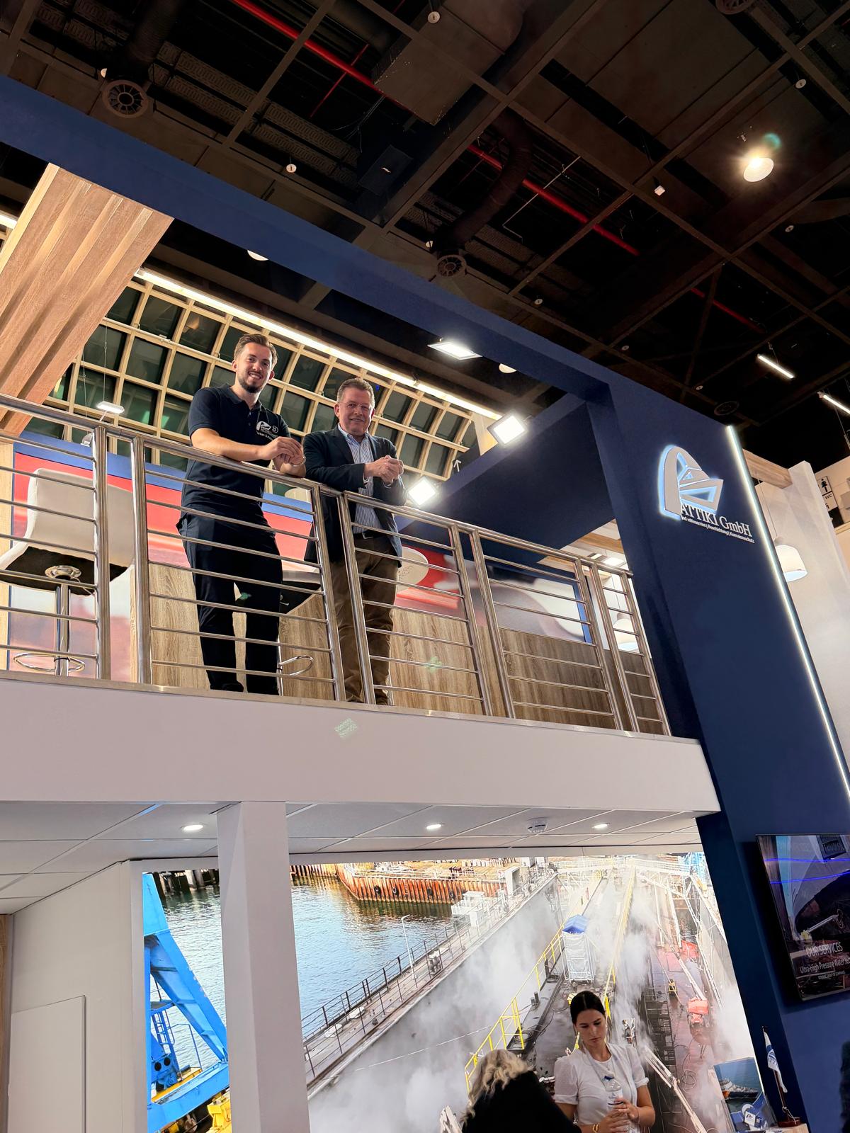 Gespräch am ATTIKI Messestand in Hamburg