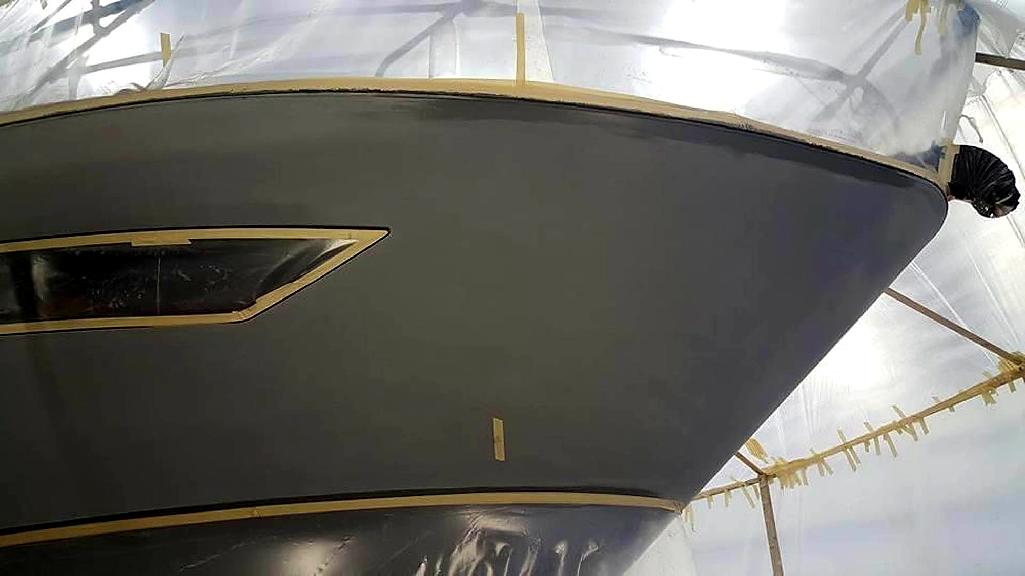 Yachtbug mit dunkelgrauem Hochglanz-Decklack im Refit-Zelt