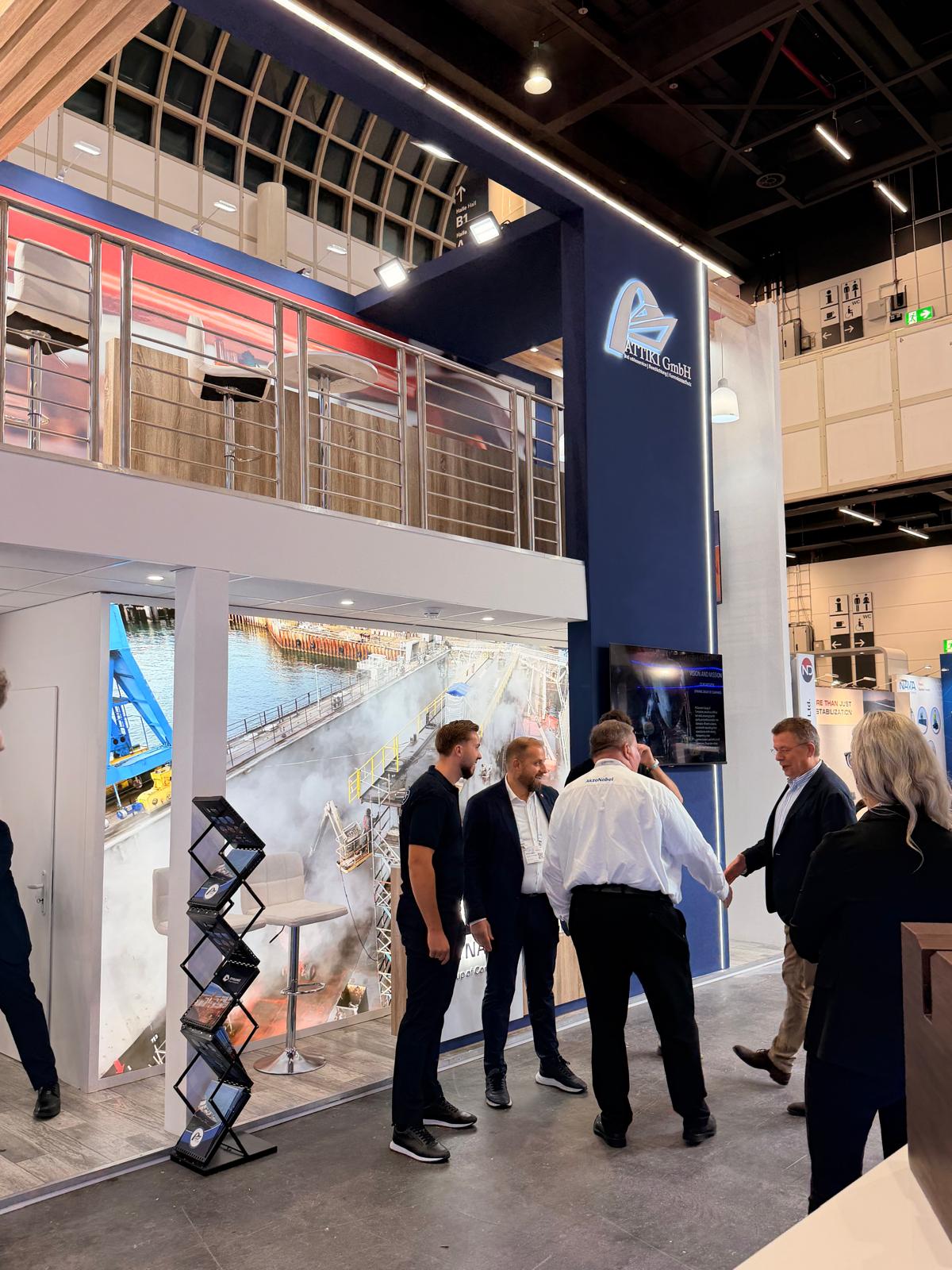ATTIKI Messestand mit Besuchern