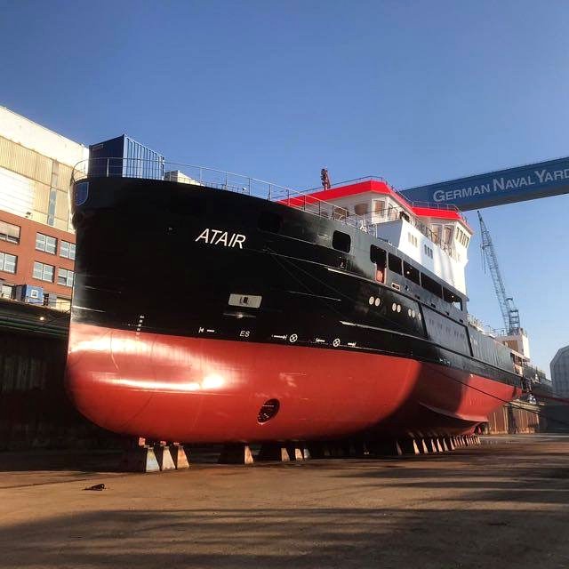 Forschungsschiff im Trockendock mit frisch beschichtetem Unterwasserschiff