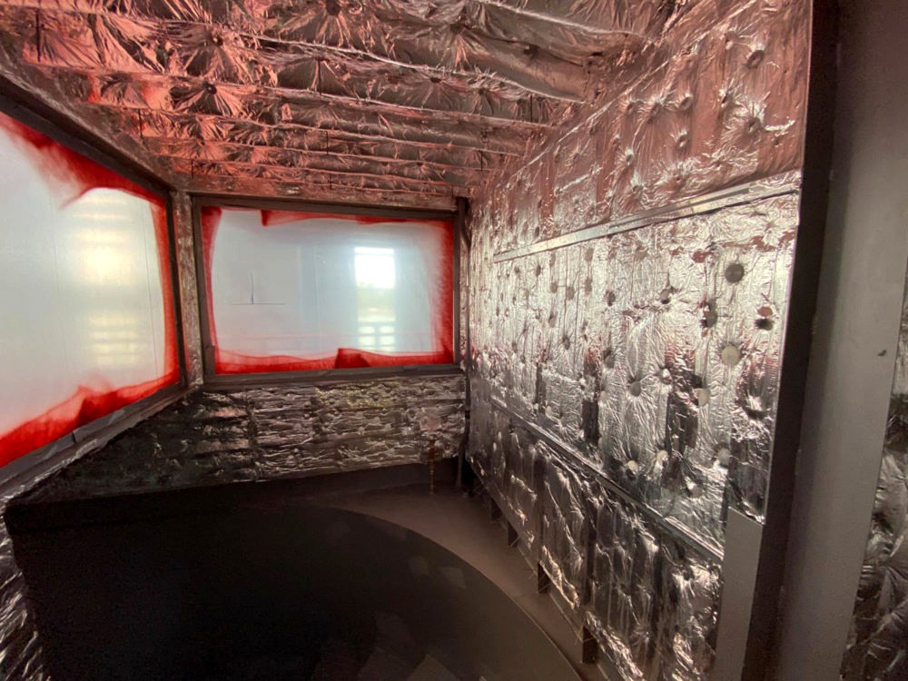 Kabine mit vollflächig isolierten Schotten und Decken vor dem Innenausbau