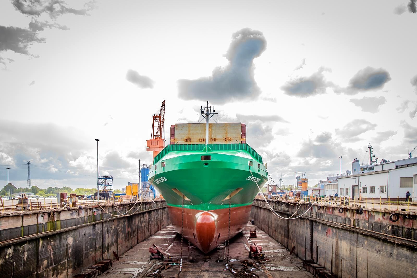 Containerschiff ELBFEEDER im Trockendock mit grüner Rumpf- und roter Unterwasserbeschichtung