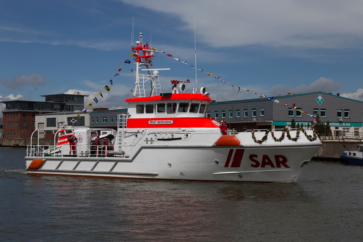 Seenotrettungskreuzer der DGzRS in Fahrt auf offener See