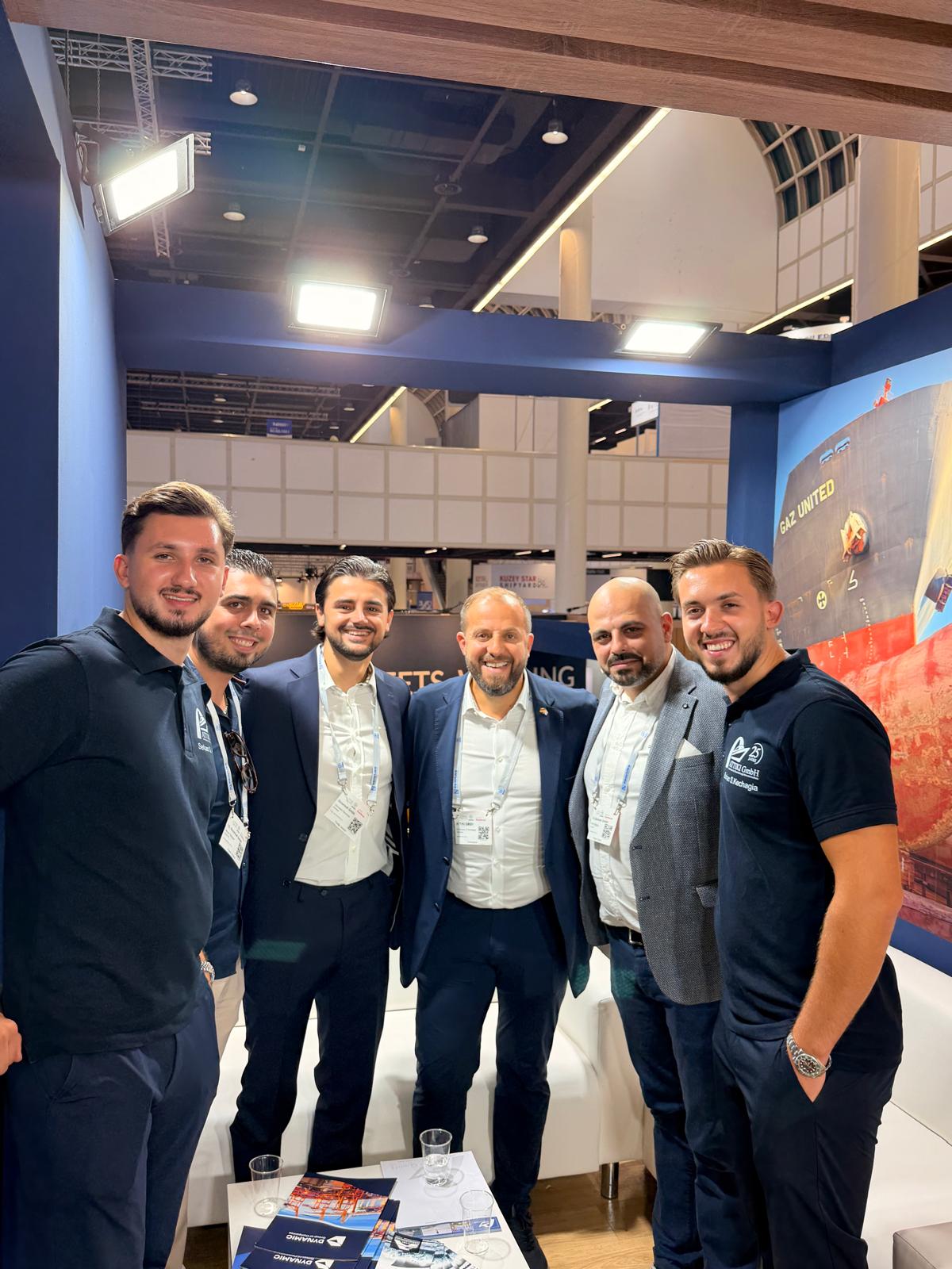 ATTIKI Team mit Gesprächspartnern am Messestand