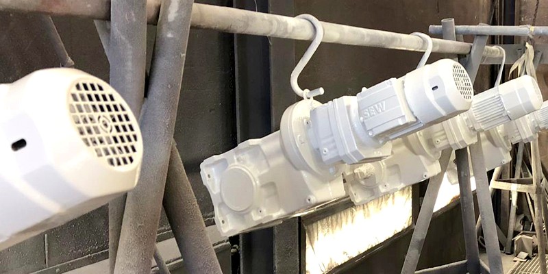 Beschichtete Rohrleitung mit Armaturen und Sensorik in einer Industrieanlage