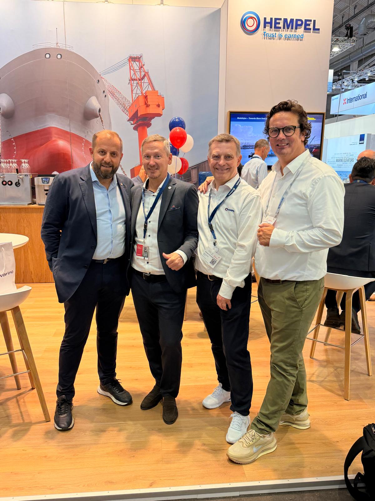 ATTIKI Team mit Hempel am Messestand