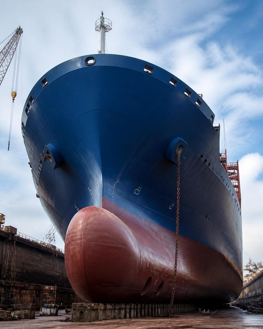 Großes Transportschiff im Trockendock von vorn